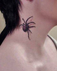 Tatoo 3d feminina de uma aranha no pescoço