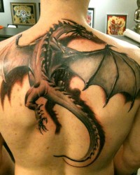 Tatuagem 3d de uma dragão nas costas