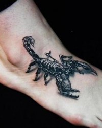 Tatuagem 3d de uma escorpião no pé.