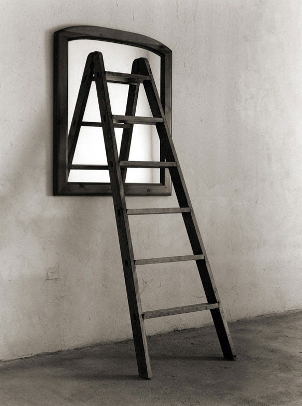 Fotografia criativa e apenas em preto e branco para formar uma ilusão de ótica de Chema Madoz - blog de design bonstutoriais (3)